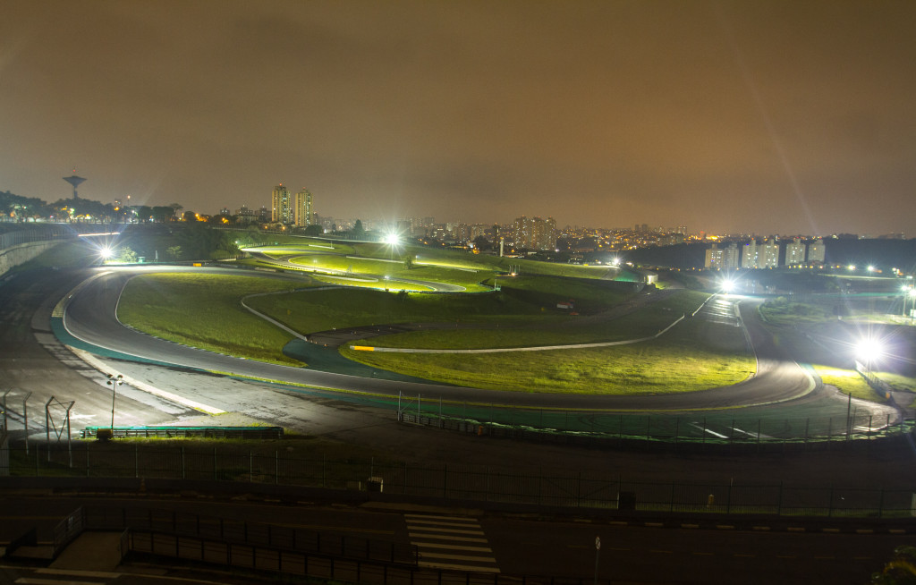 Autódromo de Interlagos recebe iluminação na pista e poderá realizar provas noturnas