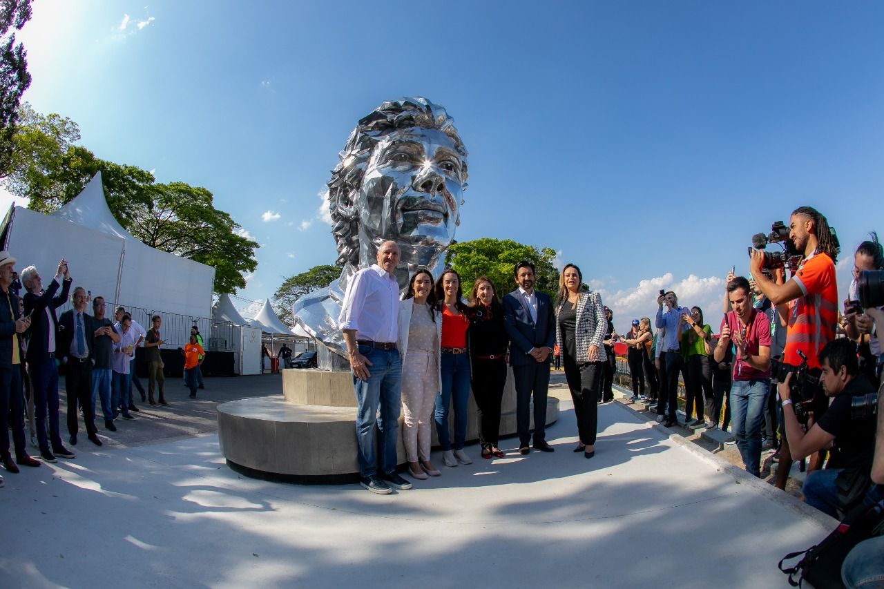 Busto De Ayrton Senna Inaugurado No Aut Dromo De Interlagos Comunica O