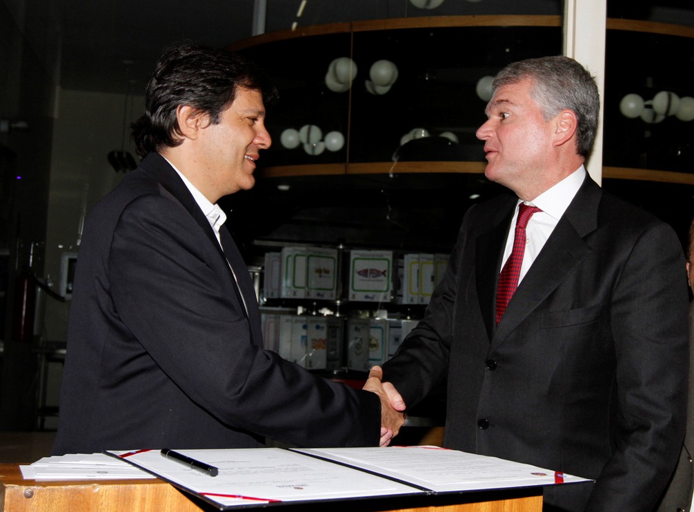 O prefeito Fernando Haddad cumprimenta Marcelo Rehder, presidente da São Paulo Turismo e secretário especial para Assuntos de Turismo. Foto: José Cordeiro/ SPTuris. 