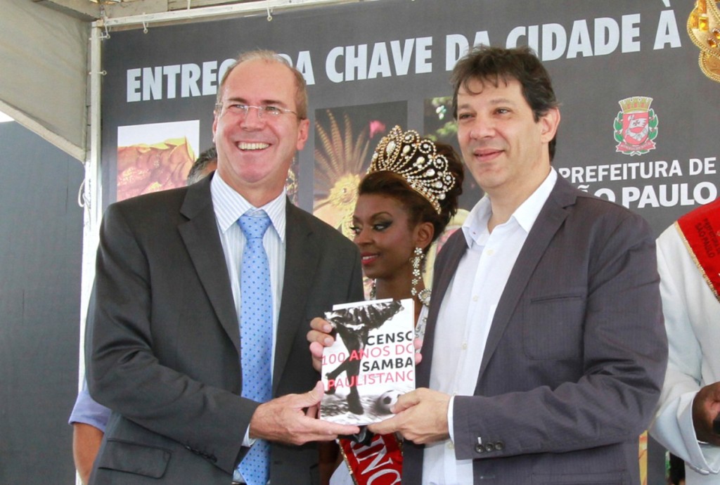 O presidente da SPTuris, Wilson Poit, entrega um exemplar do Censo (100 anos) do Samba Paulistano ao prefeito Fernando Haddad. Foto: José Cordeiro/ SPTuris.