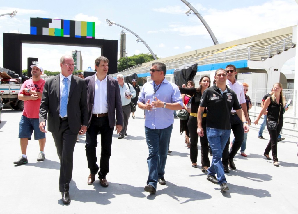 Em vistoria no Sambódromo do Anhembi: o presidente da SPTuris, Wilson Poit; o prefeito Fernando Haddad; o vice-presidente da SPTuris, Ítalo Cardoso; e o presidente da Liga das Escolas de Samba, Paulo Sérgio Ferreira. Foto: José Cordeiro/ SPTuris.